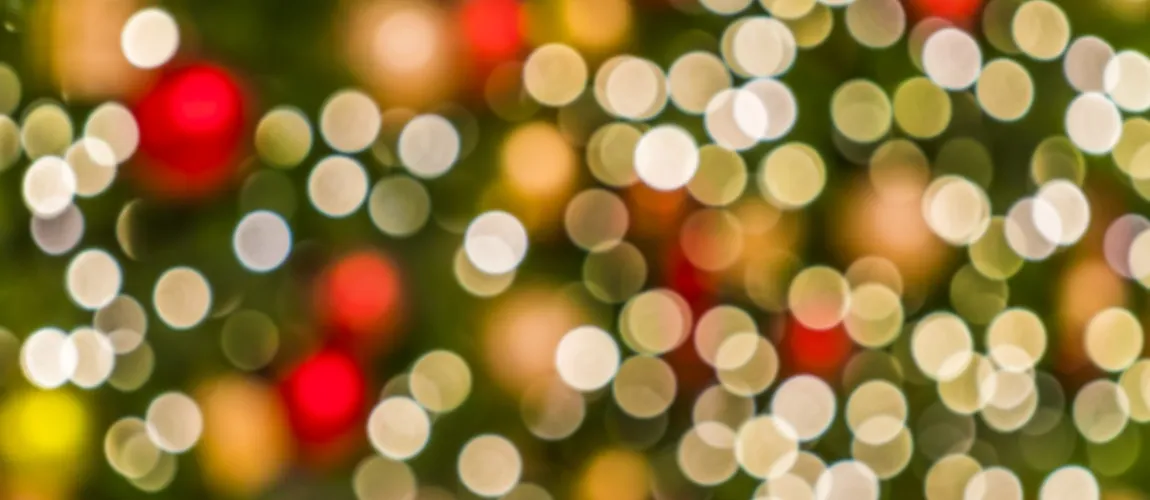 Weihnachtslichter, unscharf fokussiert.